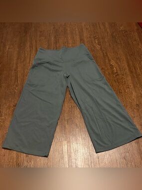 Bundle 2 Tuff Athletics and Tarse Wide-Leg Cropped Pants gray and black